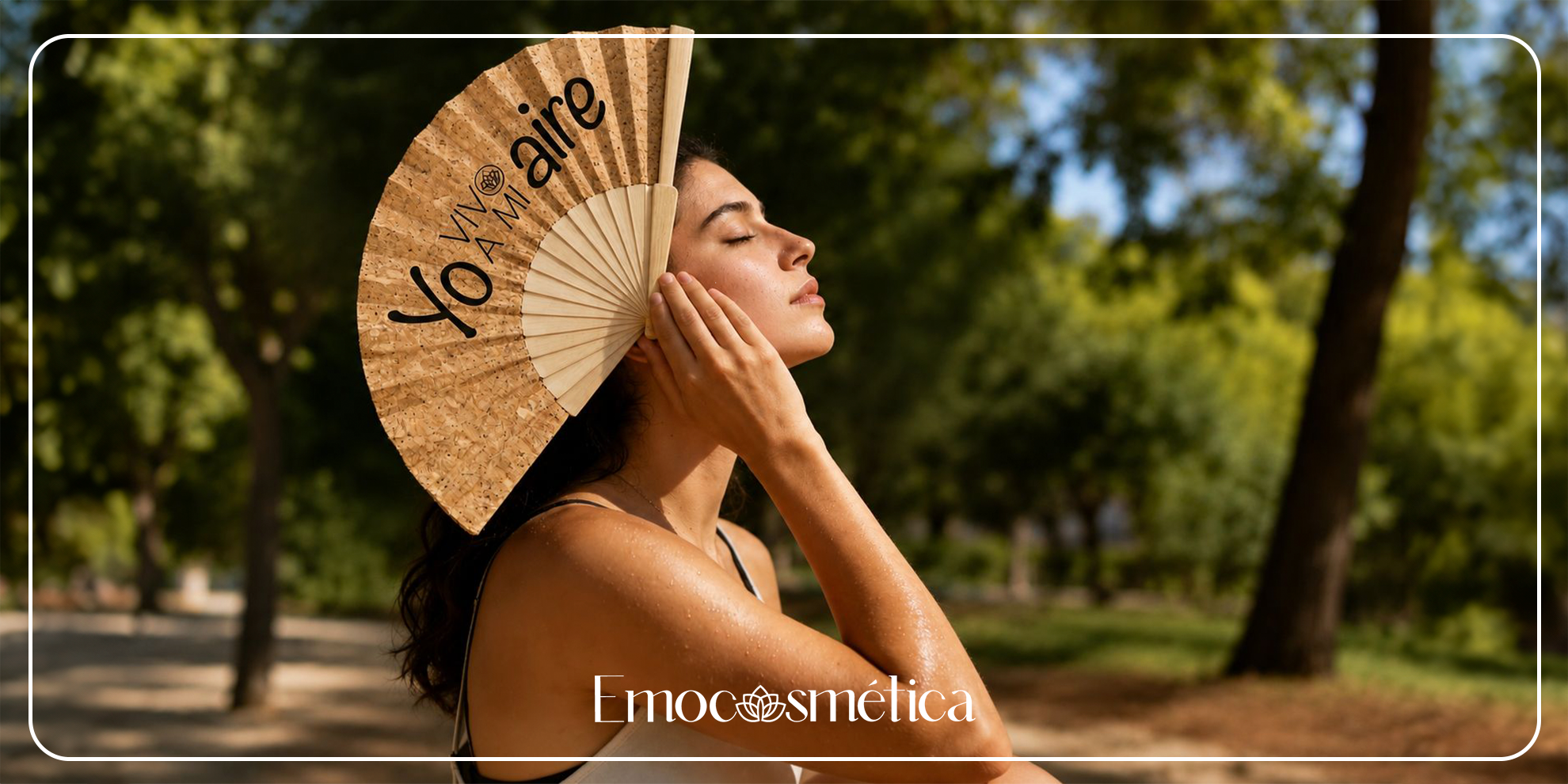 Mujer abanicándose para mantener la piel del rostro fresca y protegida del calor durante el verano.
