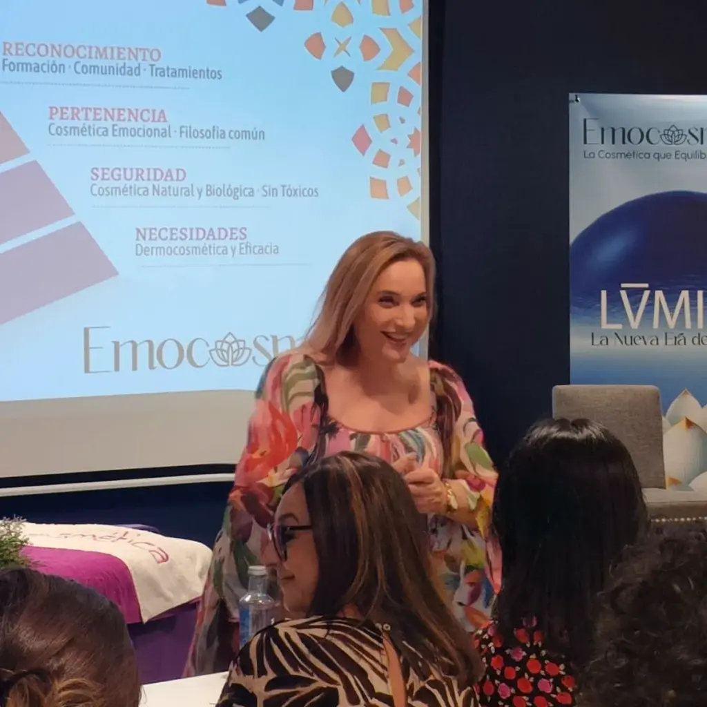 Fatim Ligioiz impartiendo formación sobre Cosmética Emocional de Emocosmética