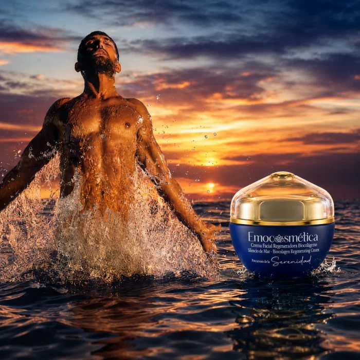 Hombre emergiendo del mar junto a Silencio de Mar, crema facial regeneradora con biocolágeno de Emocosmética